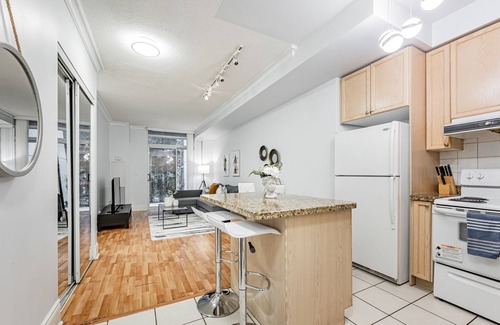 Downtown Mississauga Condo | LUXURY ONE BEDROOM CONDO NEAR SQUARE ONE / PAKING