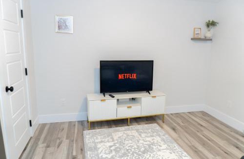 Dieppe House | Luxury One Bedroom Private Apartment just 7 minutes from the Airport