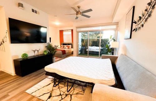 Carthay Circle Apartment | Luxury Open BD w Pool, Parking, & WD 133