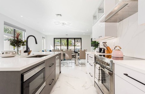 Colee Hammock House | Luxury Paradise Walk to Las Olas -5 Mins to Beach