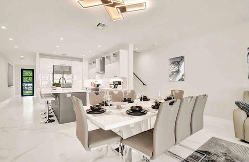 Colee Hammock House | Luxury Paradise Walk to Las Olas -5 Mins to Beach
