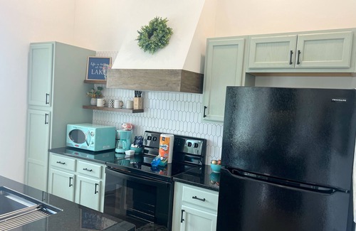 Bristol Cottage | Luxury! Peaceful. Great location. Sleeps four. Under 1 mi to South Holston Lake