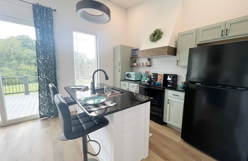 Bristol Cottage | Luxury! Peaceful. Great location. Sleeps four. Under 1 mi to South Holston Lake