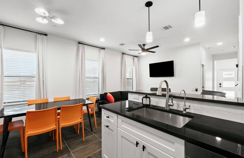 Tobin Hill House | Luxury Pearl District Townhome- Walk to Dining & Riverwalk- CASA A