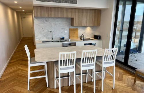 Mascot Apartment | Luxury Penthouse | 3 Bedrooms | Sweeping Views