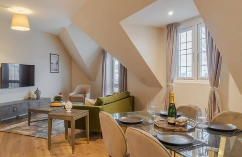 Windsor Apartment | Luxury Penthouse - Castle Views - VAT QUALIFYING