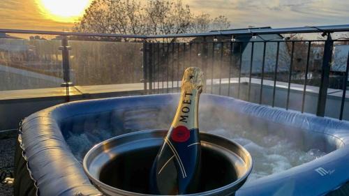 Wilhelmsruh Hotel | Luxury Penthouse Jacuzzi, Pool Table, Bbq & Desks