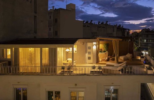 Athens Apartment | Luxury Penthouse with Hot tub in Athens center 1' from Metro station!