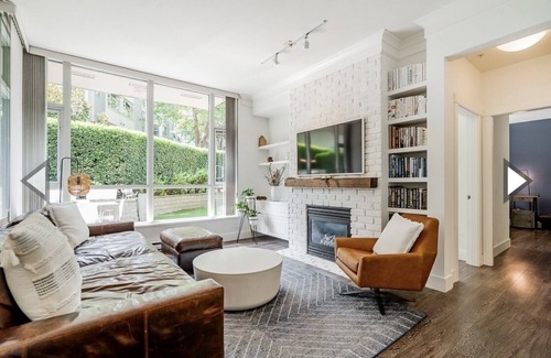 West Side Condo | Luxury Pet Friendly Condo with Gym, Pool, Hottub, Steam, & Massive Outdoor Space