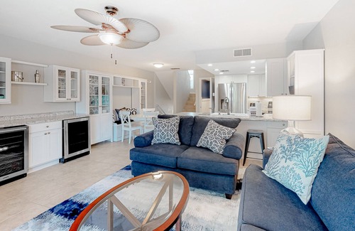 East End House | Luxury poolside townhouse with deck, balcony, washer/dryer, on-site pool, grill