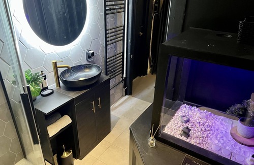 Bradford Apartment | Luxury Private Room | FREE Breakfast & Parking