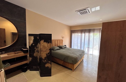 Torreilles Bed & Breakfast | Luxury private suite, the colonial house