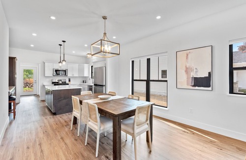 Lake Geneva House | Luxury Property-Walk to lake and downtown Lake Geneva. Pet Friendly, Sleeps 8