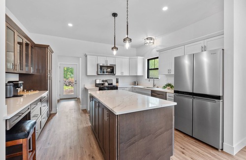 Lake Geneva House | Luxury Property-Walk to lake and downtown Lake Geneva. Pet Friendly, Sleeps 8