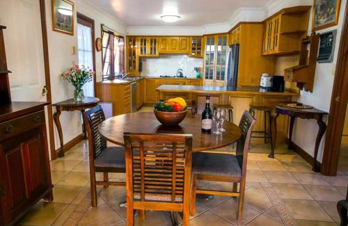 Golden Beach Apartment | Luxury Pumicestone Cottage - Beach Charm - ZA7