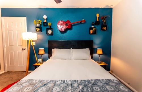 Silverado Ranch Bed & Breakfast | LUXURY QUEEN SUITE , MINUTES TO AIRPORT,STRIP AND FREEWAY