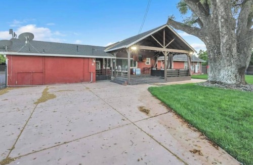 Victor House | Luxury Ranch: Pool, Wineries, Orchards and Animals
