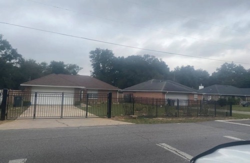 Pensacola Heights House | Luxury Recliner 4bd/3ba home in Pensacola Florida
