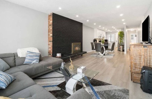 Burnaby House | Luxury Renovated 3BD House in Burnaby