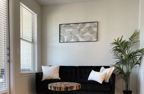 Timberwood Park Apartment | Luxury Resort Style Apt near Six flags/sea world!