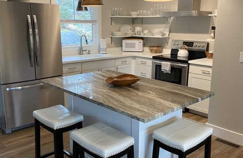 Highlands House | Luxury Retreat: 2 Master Bedrooms, In-Town Highlands, NC-Fireplace & Fiber Optic
