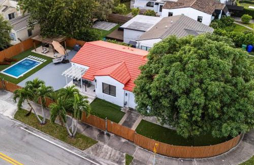 Coral Way House | Luxury Retreat 3B ,2Ba POOL , Coral Gables Center