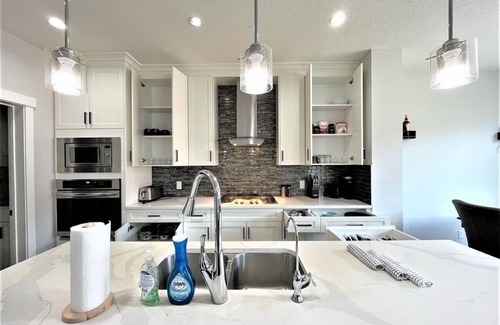 Southeast Calgary House | Luxury Retreat For Large Groups