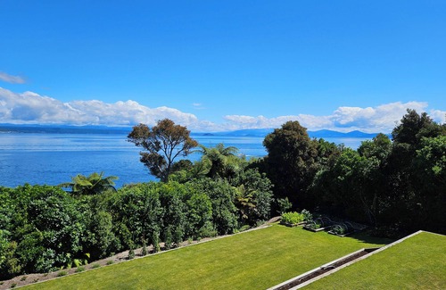 Acacia Bay Apartment | Luxury retreat for two beside the great lake