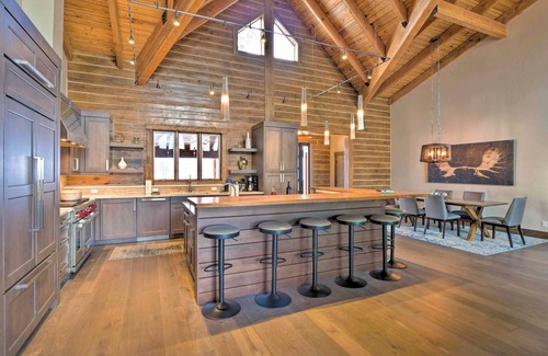 The Highlands House | Luxury Retreat - Hot Tub & Views!