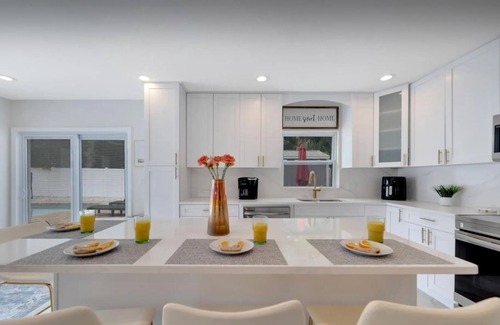Anona House | Luxury Retreat Largo - Beaches - 12PPL - Pool Spa