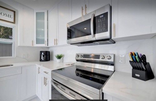 Anona House | Luxury Retreat Largo - Beaches - 12PPL - Pool Spa