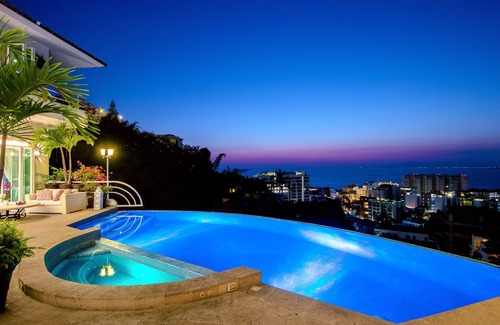 Alta Vista Villa | Luxury Retreat Casa Yvonneka 5 Star 6 Bedrooms Entire Villa
