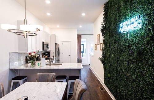 Hillsboro West End House | Luxury Retreat Near Vanderbilt University