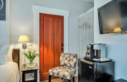 Calistoga House | Luxury Retreat with 5 King Suites Near Napa Valley Wineries & Downtown Calistoga