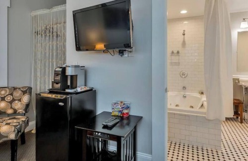 Calistoga House | Luxury Retreat with 5 King Suites Near Napa Valley Wineries & Downtown Calistoga
