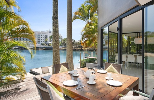 Noosa Heads House | Luxury Retreat with Private Beach & Jetty