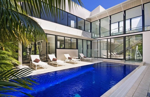 Noosa Heads House | Luxury Retreat with Private Beach & Jetty