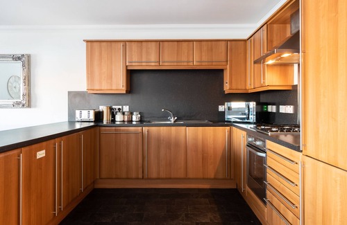 Inverness Apartment | Luxury Riverside 2BR Apartment - Sleeps 4