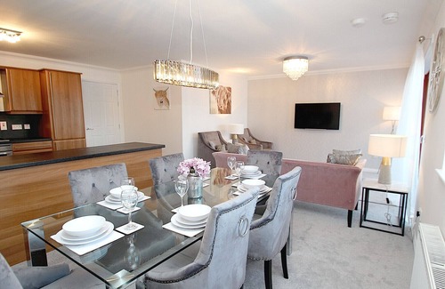 Inverness Apartment | Luxury Riverside 2BR Apartment - Sleeps 4