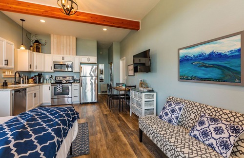 Homer Apartment | Luxury Romantic Couple's Getaway Overlooking Kachemak Bay