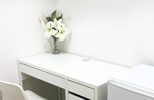 Miramar House | Luxury room rental with pool and gym access and near malls, shops and highways