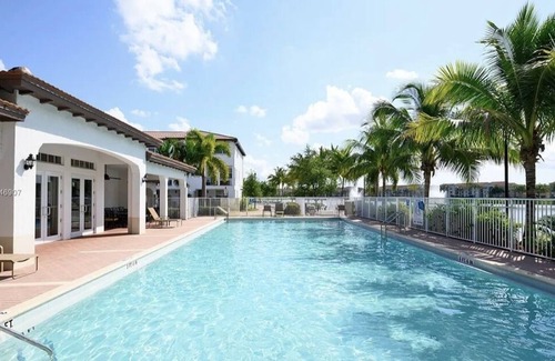 Miramar House | Luxury room rental with pool and gym access and near malls, shops and highways