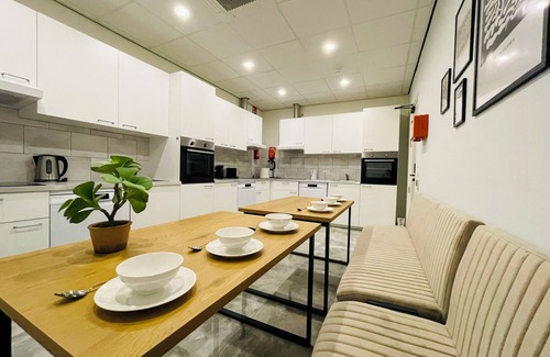 Municipality of Geertruidenberg Apartment | Luxury room with Air conditioning near shops and a short drive from Efteling and Beekse Bergen.