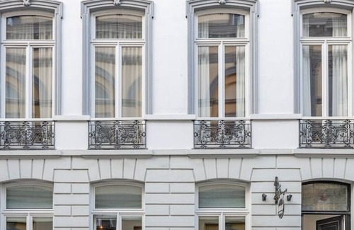 Historical Center Bruges Condo | Luxury room with en suite bathroom