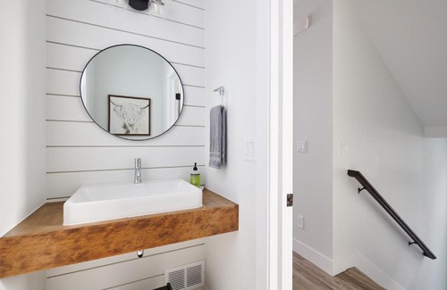 Littleton House | Luxury Rowhome w. Rooftop Mountain Views in Littleton