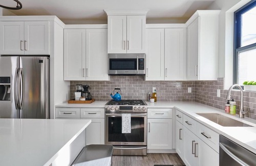 Littleton House | Luxury Rowhome w. Rooftop Mountain Views in Littleton