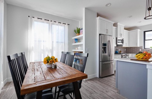 Littleton House | Luxury Rowhome w. Rooftop Mountain Views in Littleton