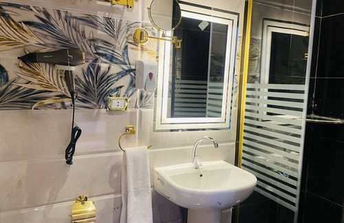 Qasr an-Nil Hotel | Luxury Royal honeymoon suite,City view,WI-FI.Heart of downtown