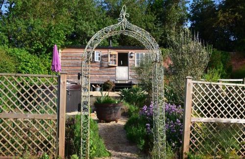 Belluton Ski Chalet | Luxury, rural Shepherds Hut with hot tub nr Bath