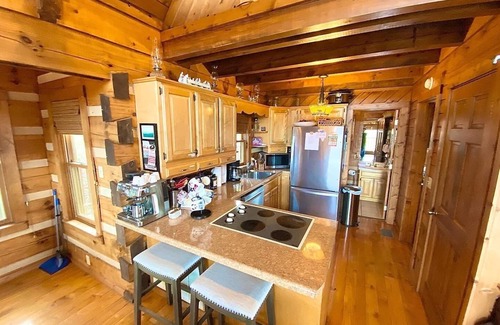 Gatlinburg - Pigeon Forge Cabin | Luxury Rustic Wood Cabin Breathtaking Mountain View’s HotTub, Fast WiFi, POOL